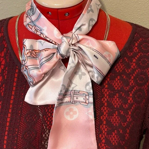 Paris Pink, white & gray unbranded scarf with lock, key, clochette, buckle, NWOT - Picture 4 of 8